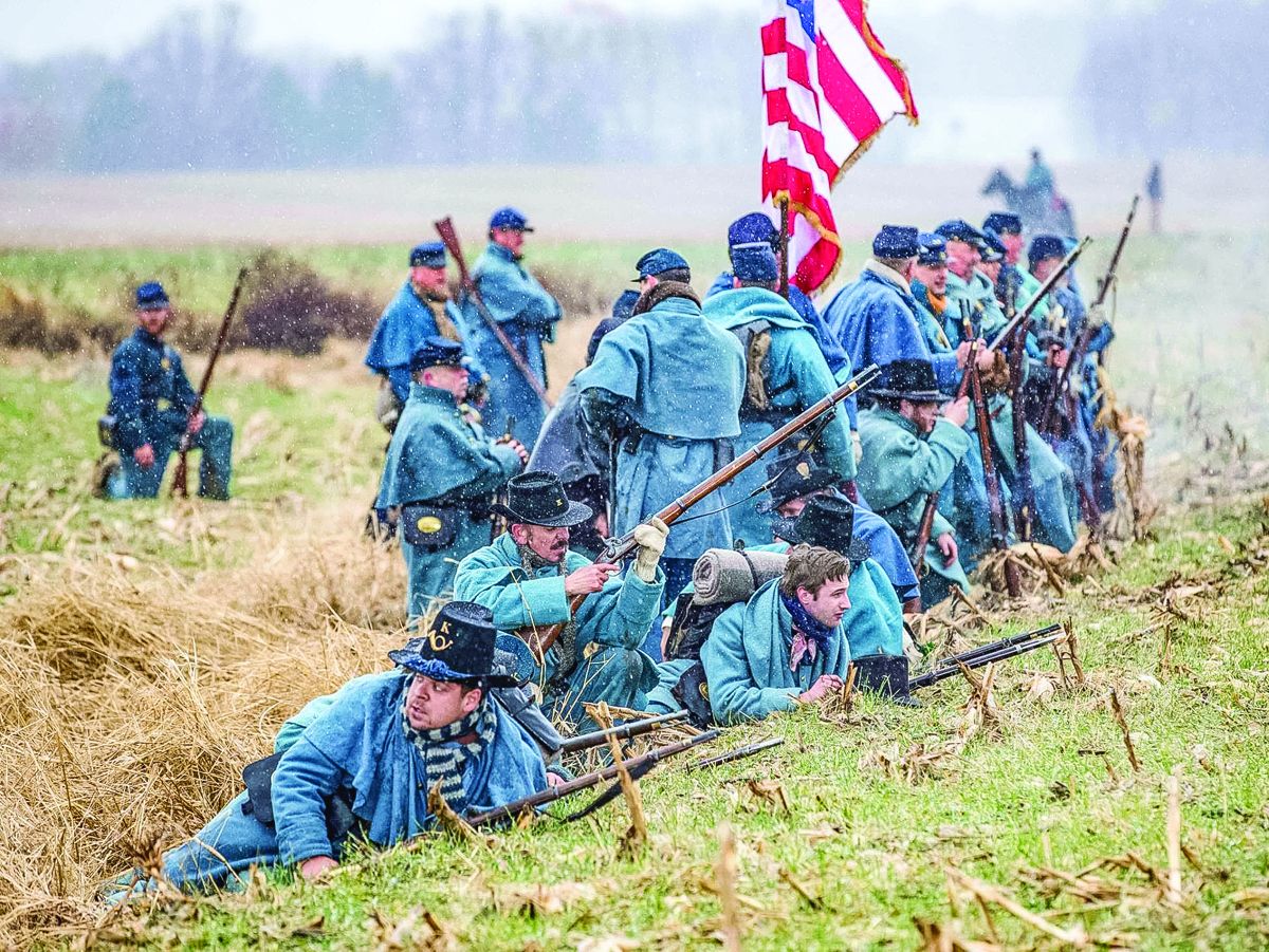 Union troops anxiously awaiting a Confederate attack.