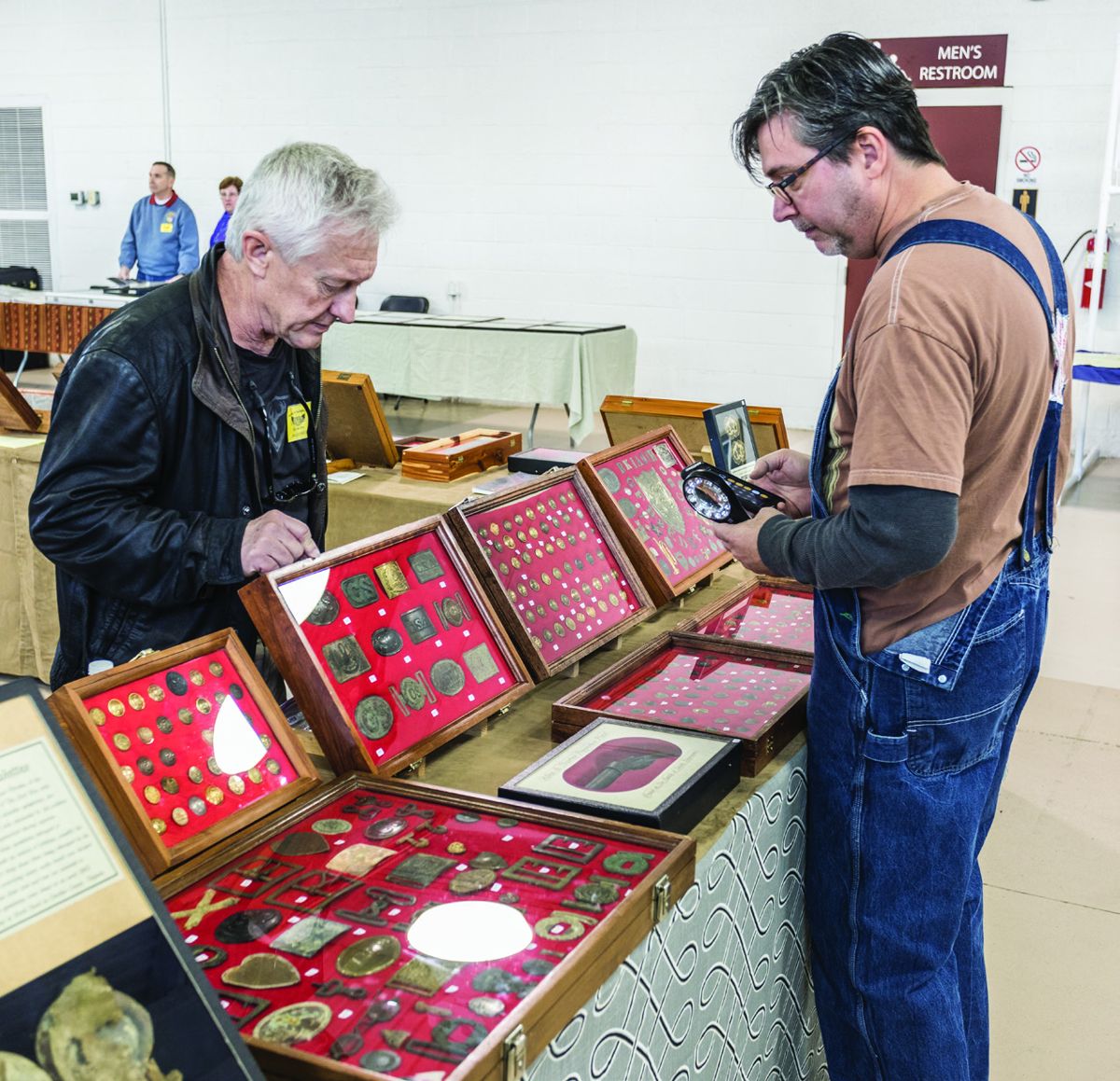 Veteran collectors Wallace Markert and Nick Periut making a deal.