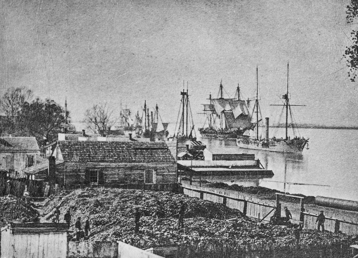 The Kineo is the ship on the right.