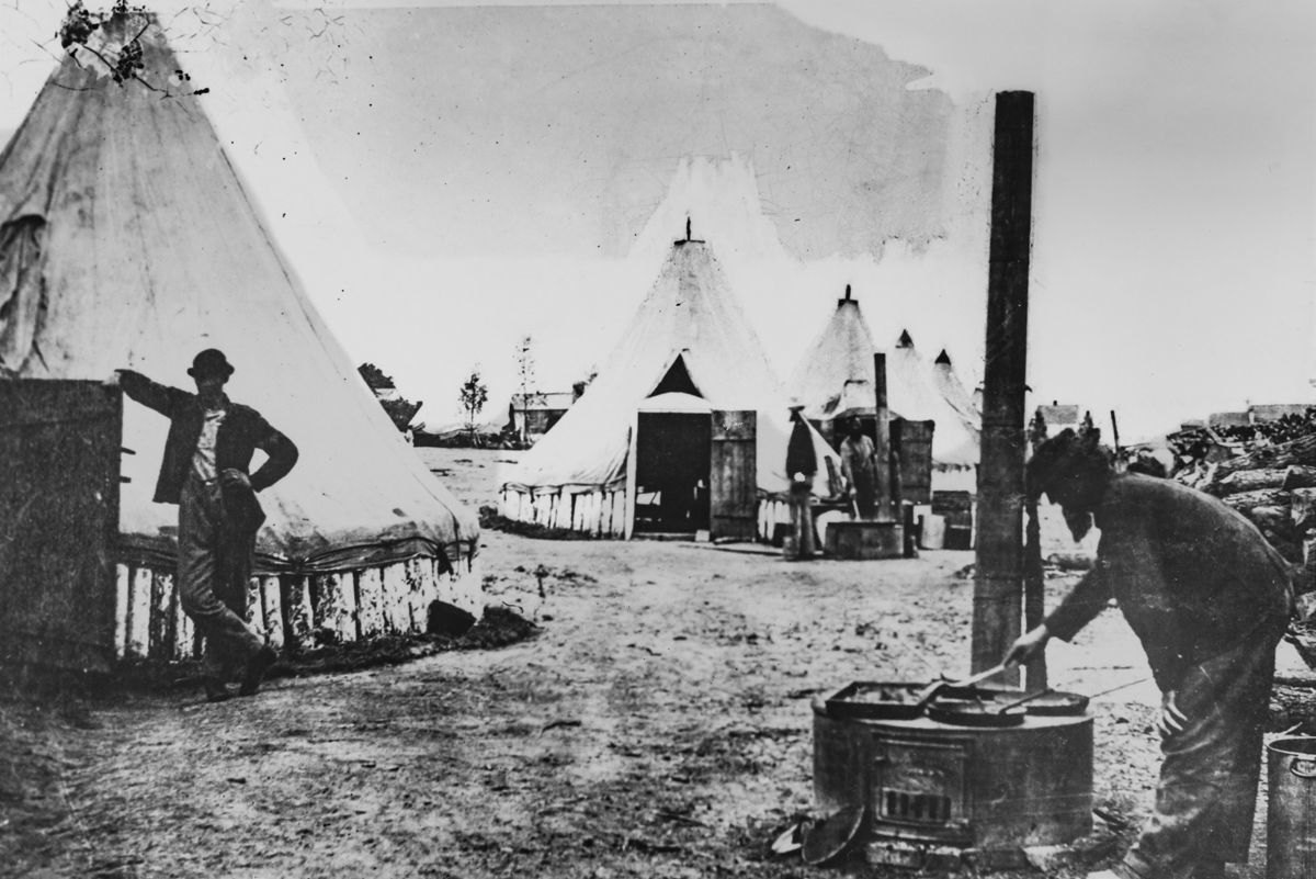 Cooking in camp. Library of Congress.