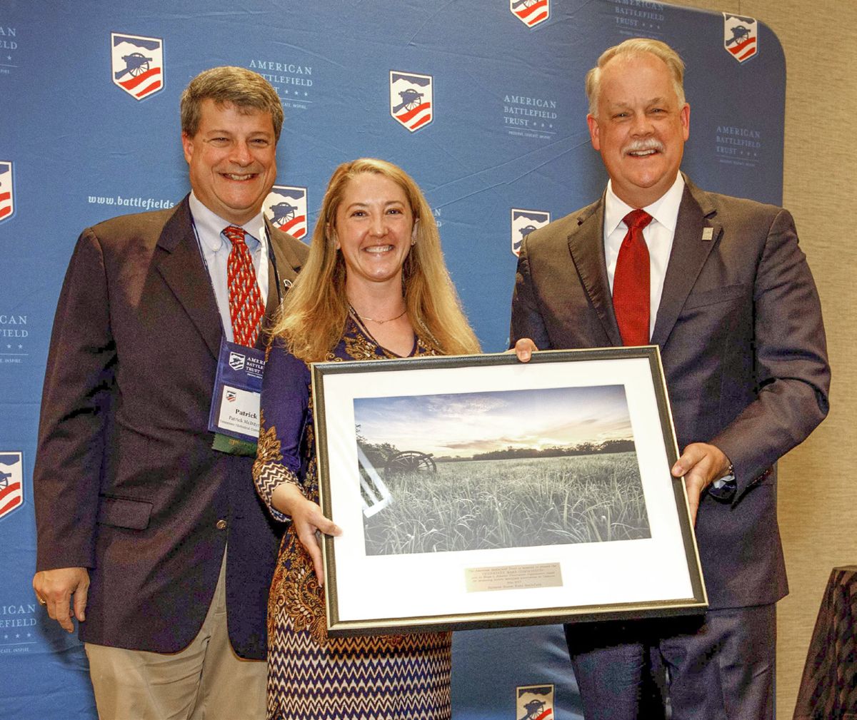 Trust President David Duncan presents representatives of the Tennessee Wars Commission with the Pohanka Award. Photo by Buddy Secor.