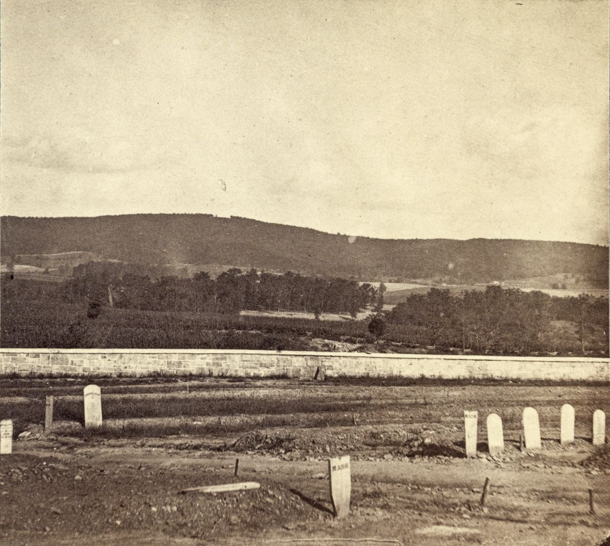 Antietam Cemetery in foreground, South Mountain in background – gap shows location of Signal Station during battle. View taken after the war. (Library of Congress)